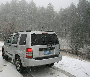 Car_driving_in_snow